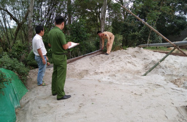 Bắt 2 vụ khai thác, vận chuyển cát trái phép tại Hương Khê